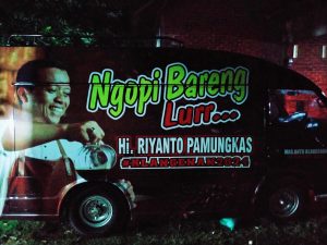 Mobil Beratribut Calon (paslon) Bupati dan Wakil Nomor Urut 3, H. Riyanto – Umi Laila, di Acara Peringatan Maulid Nabi Muhammad SAW di Masjid Nurul Barokah, Dipertanyakan Warga
