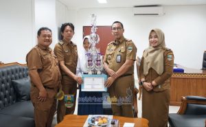 Pj.Sekda Jon Edwar Serahkan Piala Lomba Pidato Bahasa Lampung Tingkat Provinsi Ke-Keza-Filenita Meraih Juara Terbaik 3