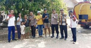 Polsek Terbanggi Besar Berikan Bantuan Air Bersih Untuk Warga Terdampak Kekeringan