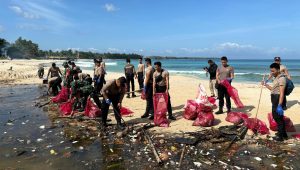 Polres Pesisir Barat Gelar Aksi Bersih-Bersih Pantai dalam Rangka World Cleanup Day 2024