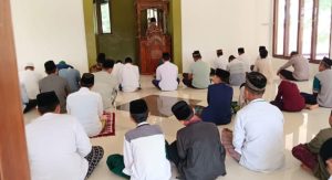 Berikan Pesan Rohani, Bhabinkamtibmas Bengkunat Jadi Khotib Sholat Jum’at