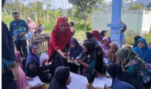 Camat Ernawati Berikan Kegiatan PMT Untuk Masyrakat Tribudi Makmur