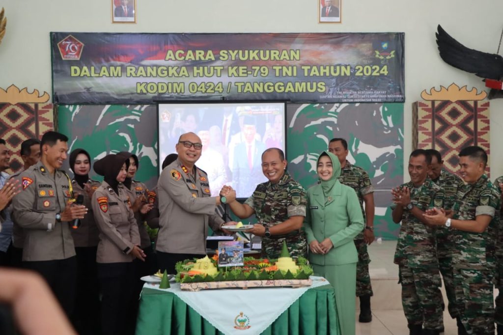 Kapolres Tanggamus Berikan Kejutan HUT ke-79 TNI ke Kodim 0424 Tanggamus
