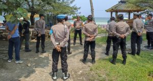 Polres Pesisir Barat melaksanakan patroli dialogis Berikan Himbauan Kepada Wisatawan Pantai