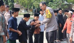 Kapolres Lampung Barat Mendatangi Pesantren Untuk Memberikan Bantuan Sosial