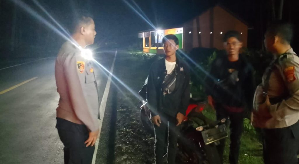 Cegah Kejahatan Di Malam Hari, Polsek Pesisir Utara Melaksanakan Kegiatan Patroli Dialogis