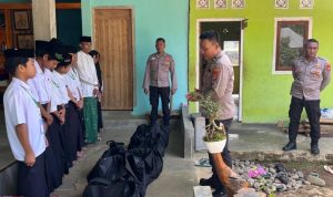 Polres Tanggamus Bagikan Bantuan Sosial NCS Polri ke Santri dan Masyarakat di Kota Agung Timur