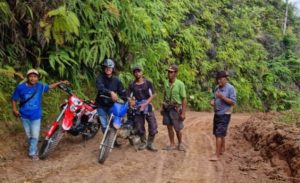 Pekon Karang Agung Rawat Jalan Penghubung Antar Kecamatan Menggunakan Alat Berat dengan Swadaya