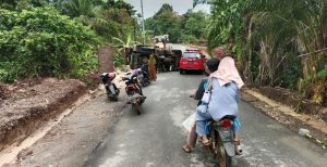 Jalan Ulok Mukti Ada Kecelakaan Lalu-lintas Dantrak Muatan Batu Belah Ini Mobilnya.