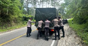 Anggota Polres Pesisir Barat Bantu Mobil Pick-Up yang Terhenti di Tanjakan Kawasan TNBBS