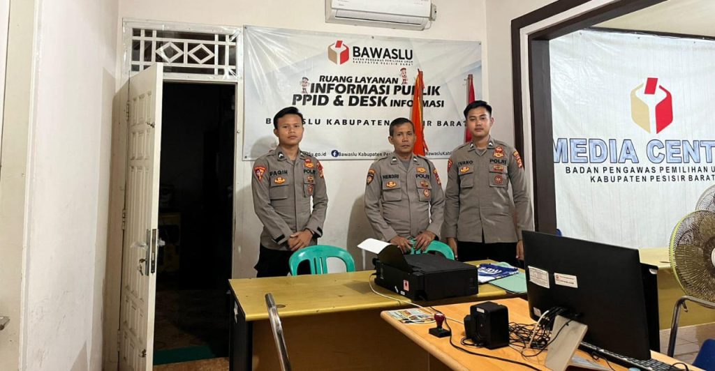 Polres Pesisir Barat lakukan pengamanan rutin di Kantor Bawaslu Pesisir Barat Jelang Pilkada tahun 2024
