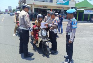 Operasi Zebra Krakatau 2024 Sat Lantas Polres Pesisir Barat Bagikan Pamflet Serta Berikan Edukasi Kepada Penggunaan Jalan
