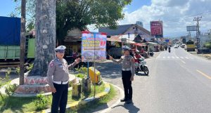 Sat Lantas Polres Pesisir Barat Pasang Banner Himbauan untuk Mendukung Operasi Zebra Krakatau 2024