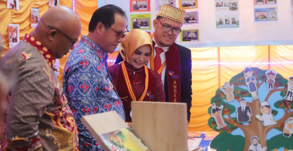PJ. Bupati Lampung Barat Drs. Nukman, MM. Didampingi Assisten Bidang Pemerintahan dan Kesejahteraan Rakyat Menghadiri Acara Panen Hasil Belajar Calon Guru Penggerak Angkatan 10