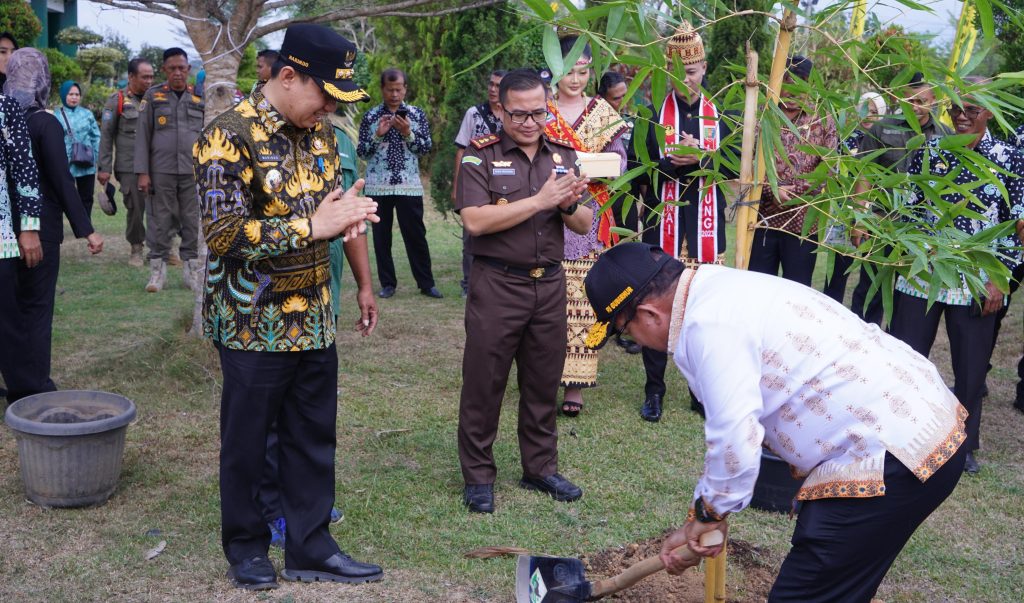 Jadi Icon Daerah, Pj.Gubernur Lampung Tanam Bambu di Kantor Bupati Pringsewu
