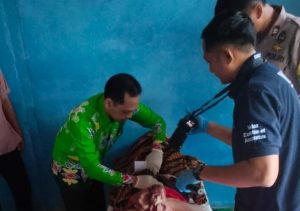 Polsek Abung Surakarta Bersama Unit Identifikasi Polres Lampung Utara Olah TKP Korban Gantung Diri