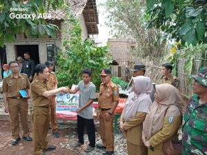 Pj Bupati Pringsewu Serahkan Bantuan Korban Angin Puting Beliung di Sukoharjo