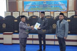 Wakil Bupati Zulqoini Syarif Hadiri Rapat Paripurna DPRD Pesibar Dengan Agenda Penyampaian Nota Keuangan Ranperda Apbd Tahun Anggaran 2025