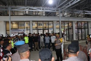 Kolaborasi Polisi dan TNI Lakukan Pengamanan, Debat Publik Kedua cabup, cawabup di Way Kanan Berlangsung Kondusif