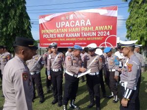 Pastikan Tidak Terlibat Judi Online, Wakapolres Way Kanan Cek HP Anggota Selepas Apel