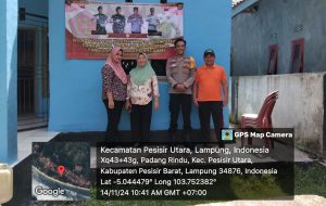 Bhabinkantibmas Polres Pesisir Barat Serentak Pasang Spanduk Wujudkan Pemilu Damai Di Masing-Masing Pekon