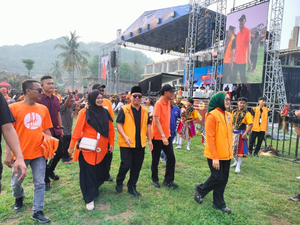 Disambut Hangat Oleh Masyarakat Kehadiran Paslon Nomor 2 di Konser Aku Kamu dan Adilah di Gadingrejo