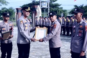 Belasan Polisi Pringsewu Diberi Penghargaan