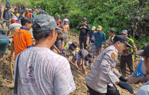 Polsek Pesisir Utara Bersama BPBD, Dan Warga, Evakuasi Tanah Longsor