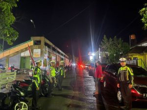 Meski Diguyur Hujan, Polisi Tetap Siaga Pam Kampanye Paslon Gubernur Lampung di Lapangan Sriwijaya