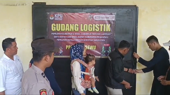 Komisioner KPU Pringsewu Bekerja Sambil Menggendong Anak, Dinilai Kurang Profesional
