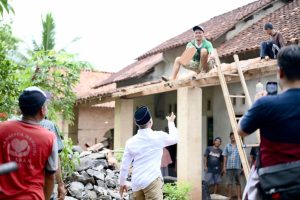 H. Riyanto Pamungkas Tinjau & Beri Bantuan Warga Terdampak Bencana Angin Puting Beliung di Pekon Pandansari