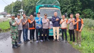 Polsek Gunung Labuhan Kawal Distribusi Logistik Pilkada 2024 dari PPK ke KPU Way Kanan