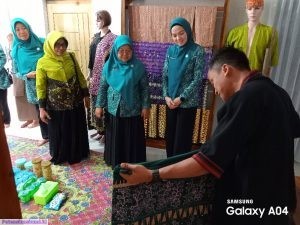 Kunjungan Kerja ke Pringsewu, Pj Gubernur Lampung Bahagia Main Bareng Anak-anak
