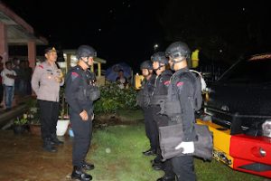 Brimob Polda Lampung Dan Polres Waykanan Sterilisasi TKP Penemuan Diduga Granat Aktif Yang Ditemukan Oleh Warga