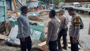 Personel Polsek Pesisir Tengah Amankan Dan Bantu Korban Bencana Alam Di Pelabuhan Kuala Stabas
