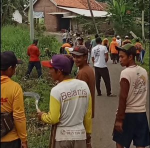 Chandra Gunawan Bersama Warga Melaksanakan Kegiatan Rutinitas/Bergotong Royong