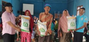 Pemerintah Kampung Gistang Mendistribusikan Program Bantuan Pangan Kepada Warganya