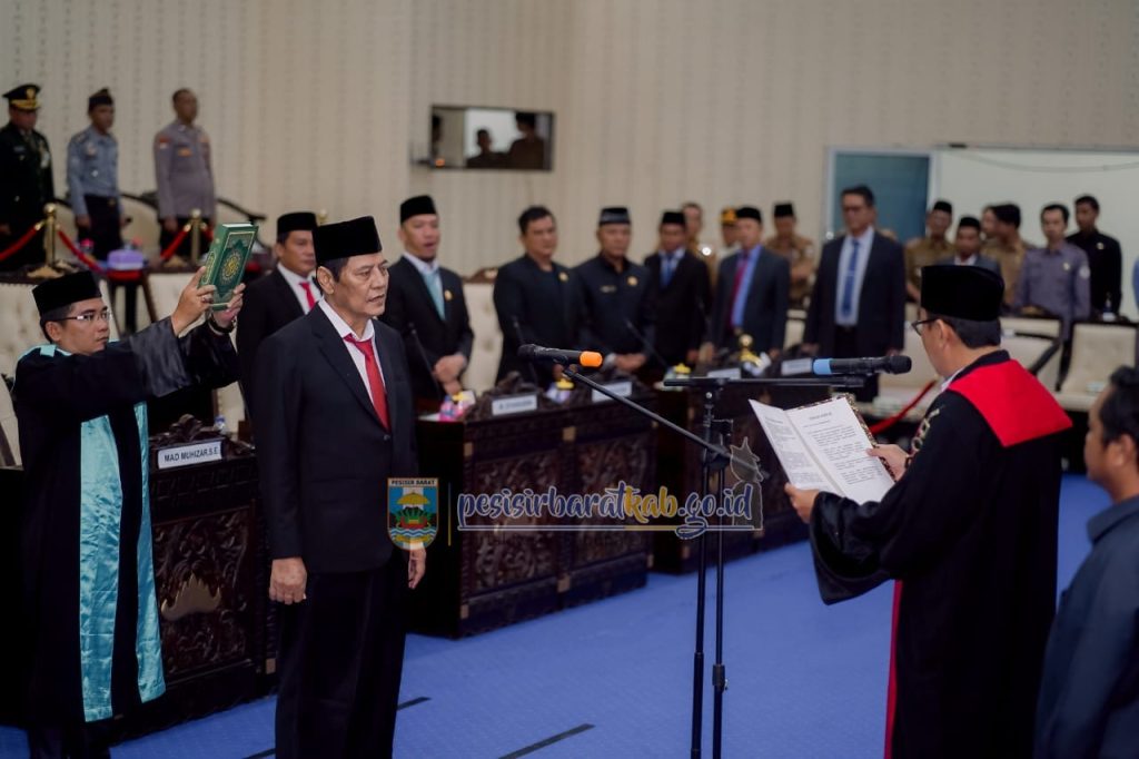 Wakil Bupati Zulqoini Syarif Hadiri Rapat Paripurna DPRD Pesibar Agenda Pengucapan Sumpah/Janji Wakil Ketua 1 DPRD 
