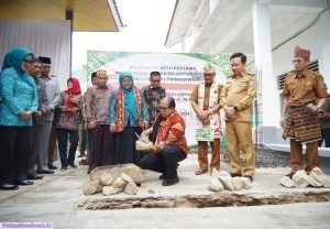 Pj Gubernur Lampung Letakkan Batu Pertama Pembangunan Masjid SMAN 1 Pringsewu