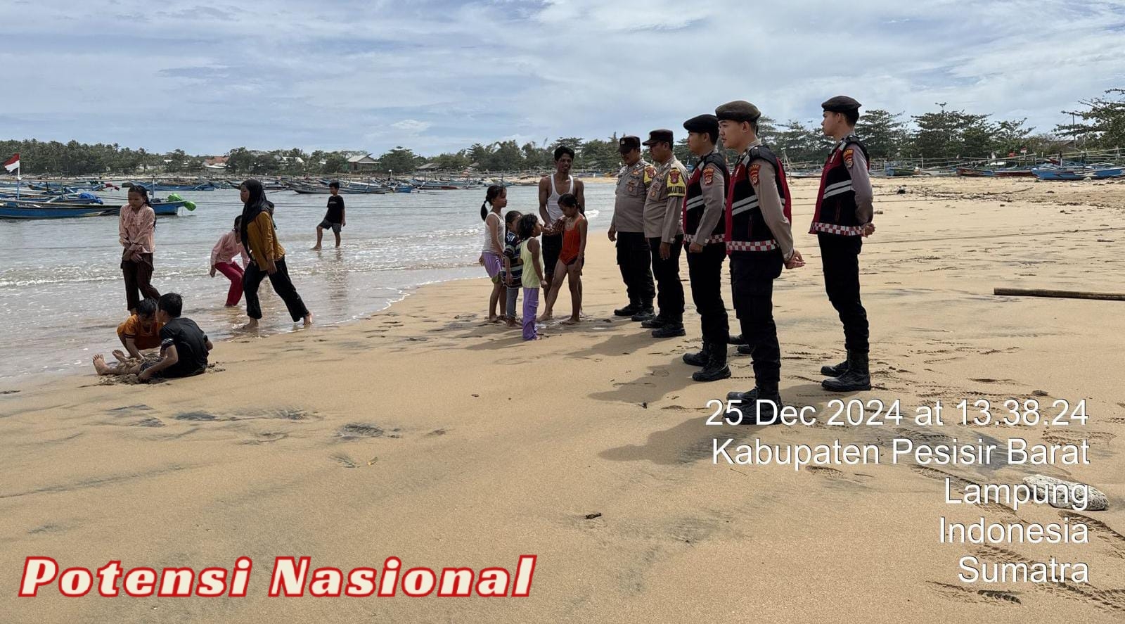 Polsek Bengkunat Lakukan Pengamanan Dan Himbau Masyarakat Jaga Keselamatan Saat Liburan Ke Pantai