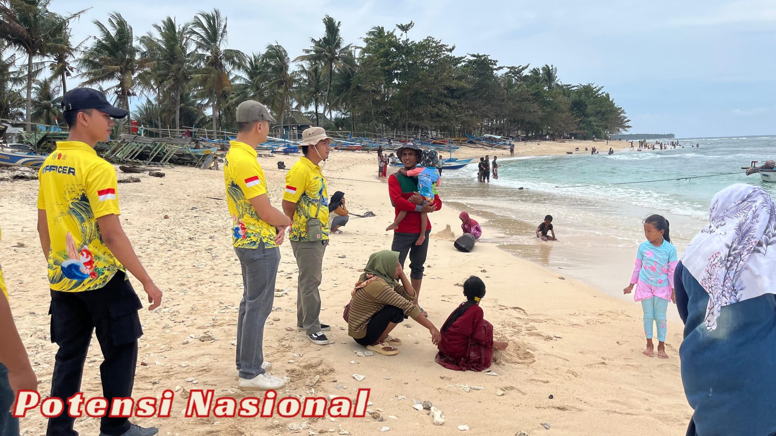 Police Tourist Polres Pesisir Barat Berikan Himbauan Kepada Wisatawan Yang Sedang Berlibur