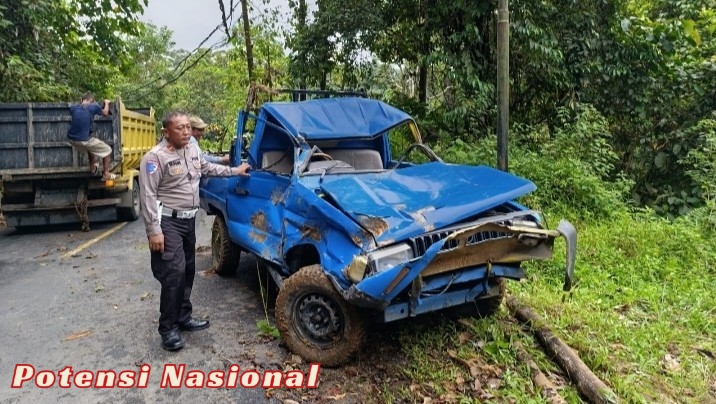 Sat Lantas Polres Pesisir Barat Bergerak Cepat Mengevakuasi Kecelakaan Lalu Lintas Tunggal