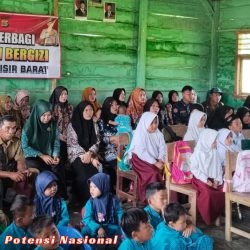 Polres Pesibar Bagikan Makanan Bergizi kepada Anak-Anak MI Darussalam dan PAUD
