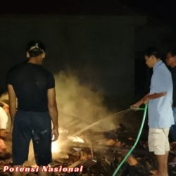 Bersama Masyarakat Polsek Bengkunat Bantu Padamkan Api yang Membakar Rumah Warga