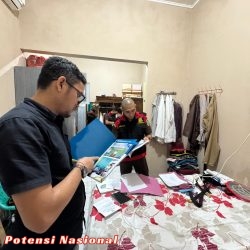 Tim Penyidik Kejaksaan Negeri Pringsewu Lakukan Penggeledahan pasca penetapan HI selaku Ketua Umum LPTQ sebagai tersangka dalam Kasus Dugaan Korupsi Dana Hibah LPTQ Pringsewu.