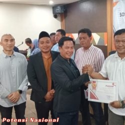 Bawaslu Pringsewu Berikan Penghargaan kepada Lembaga Profesi Wartawan FKWKP