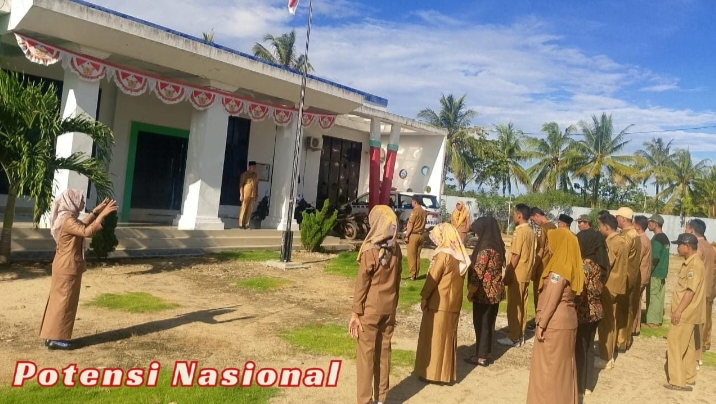 Peratin Pekon Pekonmon Arwansyah,Spd. Pimpin Apel dan Upacara Bendera Rutin Setiap Hari Senin.