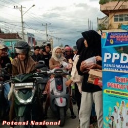 Tingkatkan Kepedulian di Bulan Ramadan, Siswa SMP Muhammadiyah 1 Pringsewu Bagikan Takjil