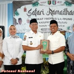 Bupati Pringsewu Hadiahi Gubernur Kitab Suci Al-Quran Terjemahan Bahasa Lampung