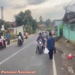 Majlis Sholawat Santri Kelana Berbagi Takjil di Bulan Suci Ramadan